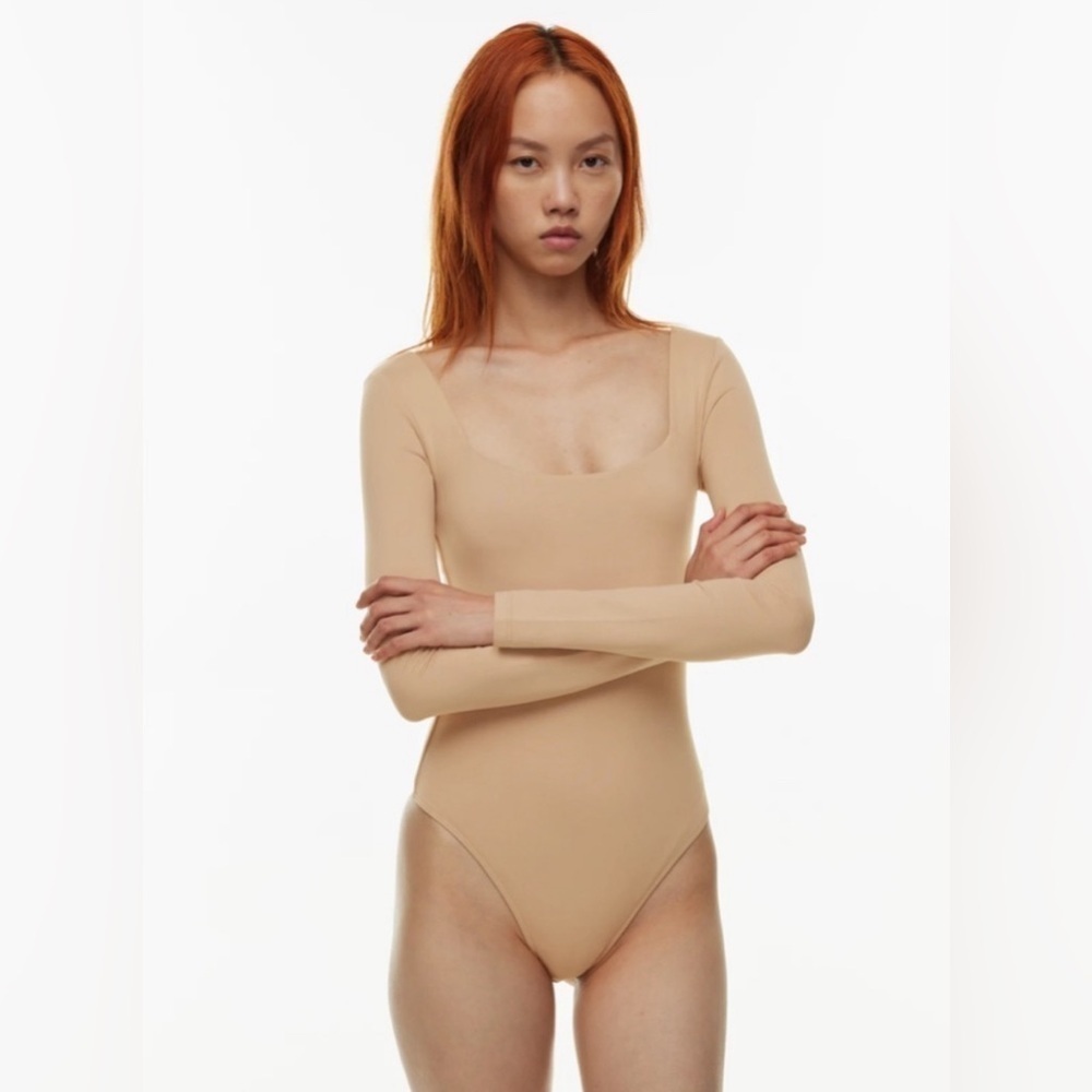 Aritzia Babaton Contour Squareneck Longsleeve Bodysuit